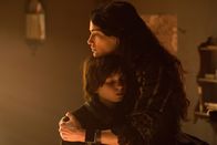 Salem – Mary (Janet Montgomery, r.) glaubt noch immer, ihren Sohn John (Oliver Bell, l.) wie ein normales Kind behandeln zu können. Unterdessen will Tituba John zu einem Deal zwingen ...