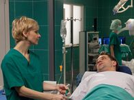 In aller Freundschaft – Georg Büttner (Stephan Schad) versichert Dr. Kathrin Globisch (Andrea Kathrin Loewig), dass es nicht mangelndes Vertrauen auf ihre ganzheitliche Therapie ist, dass er sich jetzt doch operieren lässt. Ein wichtiger Termin erfordert seine schnelle Genesung.