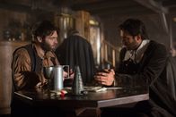 Salem – Die unbändige Liebe zu Anne macht Cotton (Seth Gabel, l.) zu schaffen. Unterdessen plant Dr. Wainwright (Stuart Townsend, r.) ein Experiment, um den tödlichen Pocken endlich auf den Grund gehen zu können ...