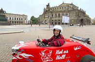 Wunderschön! – Die nahegelegene Metropole Dresden gilt zurecht als eine der schönsten Städte Deutschlands. Ramon Babazadeh erkundet sie bei einer Standrundfahrt in Miniflitzern – sogenannten Hot Rods.
