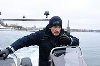 WaPo Bodensee – Paul Schott (Tim Wilde) rast mit der „Bodan 3“ heran, um den Weg der Fähre zu sichern. Gleichzeitig, lässt er die Uferpromenade in Konstanz evakuieren.