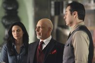 Castle – Rachel Walters (Navi Rawat, l.), Rupert Bentley (Erick Avari, M.) und Stanford Raynes (Currie Graham, r.) können nicht fassen, dass der stellvertretende Kurator des Historischen Museums von New York tatsächlich ermordet wurde.