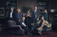 Sherlock – Von links nach rechts: DI Lestrade (Rupert Gravs), Mary Watson (Amanda Abbingten), Dr. John Watson (Martin Freeman), Mrs. Hudson (Una Stubbs), Mycroft Holmes (Mark Gatiss), Sherlock Holmes (Benedict Cumberbatch) und Molly Hooper (Louise Brealey).