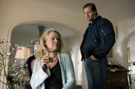 Der letzte Bulle – Sein neuer Fall führt Mick (Henning Baum, r.) in seine Fußballvergangenheit. Deshalb kann er auch nicht glauben, dass die Exfrau seines alten Kumpels, "Sahneschnittchen" Lolita (Angela Fischer, l.), etwas mit dem Mord an der Fußballerin zu tun hat ...