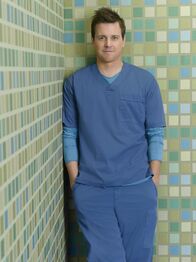 Scrubs - Die Anfänger – (9. Staffel) - Drew (Michael Mosley) hatte einst sein Studium an einer renommierten Uni-/Krankenhaus-Kombination abgebrochen. Nun, mit 30, hat er eine zweite Chance bekommen, um doch noch Arzt zu werden ...