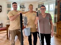 ZDF.reportage: Urlaub auf Rügen – Putzen für die Gäste, Reinigungskräfte in Ferienhaus