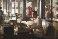 Castle – Im Look der Siebziger versucht er, einen Zeugen zu befragen, der komplett in seiner selbstgeschaffenen Traumwelt der 1970er Jahre lebt: Richard Castle (Nathan Fillion) ...