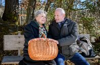 Sturm der Liebe – Alfons (Sepp Schauer, r.) und Hildegard (Antje Hagen, l.) genießen ihr Wiedersehen, nach Alfons Rückkehr aus dem Urlaub.