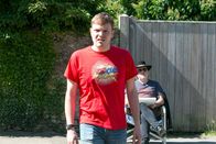 Inspector Barnaby – Der junge Lord Timothy Argo (Will Brown, l.) veranstaltet jährlich das Comic-Festival "Francon" in Carvers Valley. Verbirgt er etwas? Und warum interessiert sich der berühmte Zeichner Darwin Chipping (Bill Bailey, r.) so sehr für die Menschen in diesem Ort?
