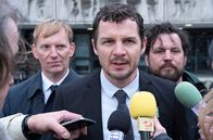Unschuldig – Alex Schwarz (Felix Klare) verdankt den Freispruch seinem Anwalt Stefan Vogt (Christoph Glaubacker, li.) und seinem Bruder Daniel (Sascha Alexander Geršak, re.), der immer an seine Unschuld geglaubt hat. - Foto aus Teil 1 -