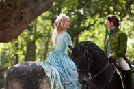 Cinderella – L-R: Cinderella (Lily James) und der Prinz (Richard Madden)