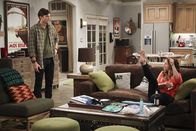 Two and a Half Men – Während sich Alan mit Lyndseys neuem Freund anfreunden möchte, hilft Walden (Ashton Kutcher, l.) Jenny (Amber Tamblyn, r.) dabei, größeren Ehrgeiz für die eigene Karriere zu entwickeln ...