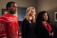 Community – Für Shirley (Yvette Nicole Brown, r.), Troy (Donald Glover, l.) und Britta (Gillian Jacobs, M.) ist der besinnliche Weihnachtsabend ruiniert, als sie von ihrer versauten Geschichtsnote erfahren. Doch wer aus der Lerngruppe hat seinen Arbeitsteil nicht vertrauensvoll erledigt?