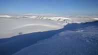 Polarwölfe – So beginnt der Frühling auf Ellesmere Island – die Landschaft ist tiefwinterlich in Eis und Schnee gehüllt.