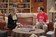 The Big Bang Theory – Während Penny (Kaley Cuoco, l.) an der Trauerfeier von Professor Proton teilnimmt, kommt Sheldon (Jim Parsons, r.) mit dessen Tod kaum zurecht ...