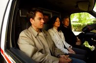 Navy CIS – Auf dem Weg zu einem neuen Einsatz: Tony (Michael Weatherly, l.), McGee (Sean Murray, 2.v.l.), Kate (Sasha Alexander, 2.v.r.) und Gibbs (Mark Harmon, r.) ...