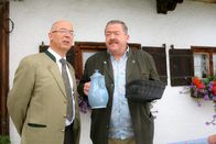 Die Rosenheim-Cops – Überraschend taucht Polizeichef Achtziger (Alexander Duda, l.) bei Kommissar Hofer (Joseph Hannesschläger, r.) zu Hause auf.
