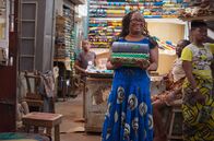 Märkte der Welt – Marthe Hounkponou Noudogbessi verkauft traditionelle Textilien und kämpft darum, die komplexe Geschichte dieser Stoffe weiterzuführen, die zu Symbolen der westafrikanischen Kulturen geworden sind.