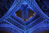 Terra X: Gustave Eiffel: Der Mann, der den Eiffelturm erfand – Die richtige Beleuchtung des Eiffelturms spielte schon immer eine große Rolle. Im Jahr 1985 wurden 336 Natriumdampflampen im Inneren des Eiffelturms installiert. Um das Jahr 2000 funkelnd zu begrüßen, überzog man den Turm mit einem Netz von LED-Lampen. Heute kann das ikonische Bauwerk je nach Anlass in verschiedenen Farben erstrahlen.
