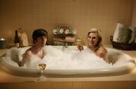 The Big Bang Theory – Howard (Simon Helberg, l.) phantasiert in seinen Tagträumen von Katee Sackhoff (Katee Sackhoff, r.), Star aus Battlestar Galactica, mit der er ein fiktives Date in seiner Badewanne hat ...