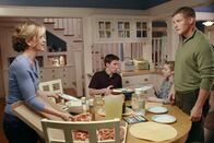 Desperate Housewives – Während Bree bereit ist, ihrem Leben ein Ende zu setzen, versuchen Lynette (Felicity Huffman, l.) und Tom (Doug Savant, r.) vor ihren Kindern Parker (Joshua Moore, 2.v.l.) und Penny (Darcy Rose Byrnes, 2.v.r.) möglichst normal zu sein ...