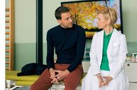 In aller Freundschaft – Dr. Kathrin Globisch (Andrea Kathrin Loewig) hatte einen Anruf ihres Doktorvaters, der ein paar handfeste Vorwürfe gegenüber Kathrins Sohn Lukas (Frederik Götz) geäußert hat.