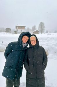 Krause kommt! – Moderator Pierre M. Krause und Sängerin Stefanie Heinzmann glücklich nach einem Schneespaziergang.