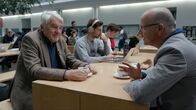 SMS - Schwanke meets Science – An der TUM in Garching geht es im Fach Informatik immer mehr um die „künstliche Intelligenz“. Manfred Broy (links) erläutert Karsten Schwanke die Einsatzmöglichkeiten dieser digitalen Entwicklung.