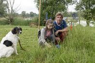 Löwenzahn – Ganz nah dran mit der Nase: Fritz Fuchs (Guido Hammesfahr, r.) zeigt Paula (Matilda Chowdhury, l.), welche kleinen Tiere und Insekten im Verborgenen auf der Wiese leben.