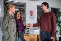 SOKO Leipzig – Ina Zimmermann (Melanie Marschke, l.) und Kim Nowak (Amy Mußul, M.) erhalten von Anton Wehrle (Florian Maria Sumerauer, r.), der das Heimwegtelefon leitet, wichtige Informationen.