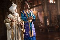Aladdin – L-R: Aladdin (Mena Massoud), Dschinni (Will Smith)