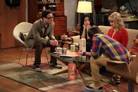 The Big Bang Theory – Penny macht sich das Wissen von Bernadette (Melissa Rauch, r.) und deren Beziehung zu Howard (Simon Helberg, 2.v.r) zunutze und spioniert Leonard (Johnny Galecki, l.) und dessen Freundin Priya (Aarti Mann, 2.v.l.) nach. Doch wird das gutgehen?; Penny macht sich das Wissen von Bernadette (Melissa Rauch, r.) und deren Beziehung zu Howard (Simon Helberg, 2.v.r) zunutze und spioniert Leonard (Johnny Galecki, l.) und dessen Freundin Priya (Aarti Mann, 2.v.l.) nach. Doch wird das gutgehen?
