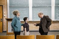 Young Sheldon – (v.li.) Annie Potts (Meemaw), Iain Armitage (Sheldon Cooper), Wallace Shawn (Dr. John Sturgis).
