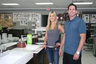 Die Super-Makler - Top oder Flop? – Auch die Inneneinrichtung muss stimmen. Christina (l.) und Tarek El Moussa (r.) suchen die neuen Sanitäranlagen aus ...