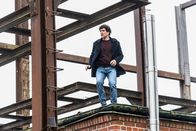 Die Chefin – Kann Korbinian Kirchner (Jonathan Hutter) vom Dach eines Industriebaus die Verfolgung wieder aufnehmen?