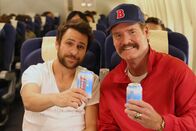 It's Always Sunny in Philadelphia – L-R: Charlie Day als Charlie Kelly, Wade Boggs