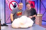 1, 2 oder 3 – Gast Tommy Scheel (r.) zeigt Elton, wie man es richtig krachen lassen kann.