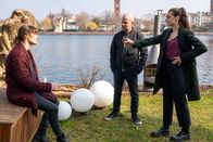 Jenseits der Spree – Robert Heffler (Jürgen Vogel, M.) Und Kay Freund (Seyneb Saleh, r.) sprechen mit der Nachbarin Annika Zander (Samia Chancrin, l.) der Toten. Annika passt schon seit einiger Zeit regelmäßig auf die Tochter der Toten auf und berichtet, dass sich die Tote erst vor kurzem von ihrem Mann getrennt hat.