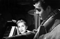 Brief einer Unbekannten – Die Nachbarstochter Lisa Berndle (Joan Fontaine) schwärmt für den Pianisten Stefan Brand (Louis Jourdan) und seine Musik.
