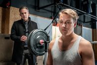 SOKO Leipzig – Jan Maybach (Marco Girnth, l.) berichtet Lars Daume (Christopher Vantis, r.) von dem Mord an seinem ehemaligen Klassenkameraden und dem Anschlag auf seine Klassenkameradin. Ist er der nächste auf der Liste des unbekannten Täters?