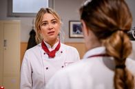 Sturm der Liebe – Greta (Laura Osswald, l.) hat eine folgenschwere Erkenntnis (mit Aylin Ravanyar, r.).