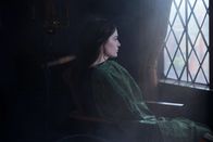Salem – Nachdem sie ihre Hexenkräfte verloren hat, sucht Mary (Janet Montgomery) nach ihrem Platz in der Welt, doch die Vergangenheit und ihre Taten lassen sie nicht ruhen ...