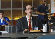 Scrubs - Die Anfänger – Ted (Sam Lloyd) hat statt Kaffee nur Dreck bekommen, was Kelso in die Wege geleitet hatte ...