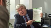 SOKO Wismar – Makler Günther Birkenbach (Roland Florstedt) ist einer der Geschädigten. Er sollte das Feriendorf vermieten. Viel Zeit und Geld hat er in das Projekt gesteckt - alles umsonst. Doch zur Tatzeit will Birkenbach auf einer Versammlung gewesen sein. Sagt er die Wahrheit?