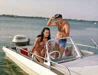 James Bond 007 - Feuerball – Dominique "Domino" Derval (Claudine Auger), James Bond (Sean Connery).