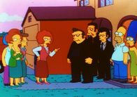 Die Simpsons – Maude Flanders (Mi.) ist geschockt, dass Marge (li.) angeblich mit der Mafia zusammenarbeitet.