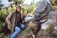 Im Schatten der Gipfel – Wilderer aus Wut auf den Vater: Gerhard (Michael Roll) mit erlegter Beute.