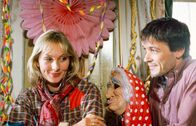 Im Schatten der Gipfel – Gerhard Windegger (Michael Roll, li.) verliebt sich auf dem Weiberfasching in Anita Strehle (Wookie Mayer), die Frau des Sparkassendirektors.