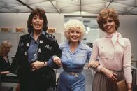 Warum eigentlich ... bringen wir den Chef nicht um? – Warum eigentlich bringen wir den Chef nicht um? Das denken sich die drei Büroangestellten Violet Newstead (Lily Tomlin, l.), Doralee Rhodes (Dolly Parton, M.) und Judy Bernly (Jane Fonda, r.) täglich ...; Warum eigentlich bringen wir den Chef nicht um? Das denken sich die drei Büroangestellten Violet Newstead (Lily Tomlin, l.), Doralee Rhodes (Dolly Parton, M.) und Judy Bernly (Jane Fonda, r.) täglich ...