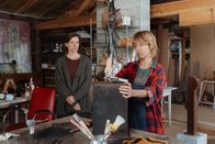 Der Bergdoktor – Zwischen Melanie Kofler (Monika Wegener, l.) und Anni Kofler (Luise Helm, r.) herrscht eine angespannte Stimmung.